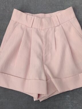 High-Waist Medium Pleated Shorts in Soft Pink Pockets Wide Hem Zip Front